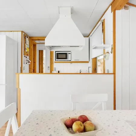 2 Bedroom Gorgeous In Prázdninový dům Rødby