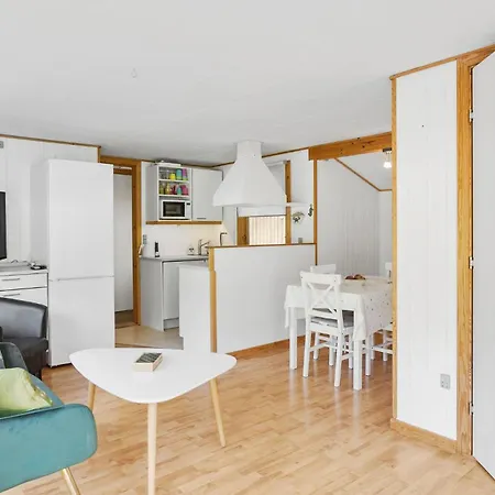 2 Bedroom Gorgeous In Prázdninový dům Rødby